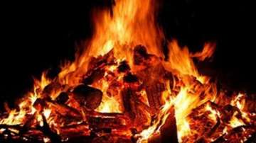 UP: Police seize half-burnt bodies of couple from pyre