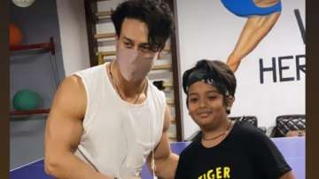 Tiger Shroff makes fan's birthday extra special as he shares their adorable picture