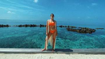 Sara Ali Khan gives us the perfect 'dose of Vitamin sea' with her latest photos in tangerine swimsui