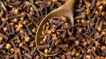 Eat 2 cloves with warm water before sleeping at night, know magical benefits