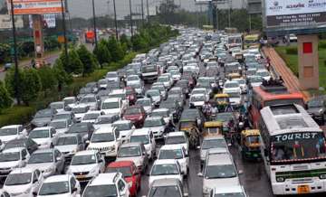Parts of Delhi witness heavy traffic as residents rush home before night curfew