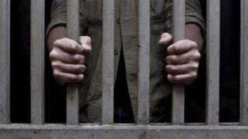 Two prisoners, prisoners escape, COVID centre, Four cops suspended, Maharashtra, Thane, COVID care c