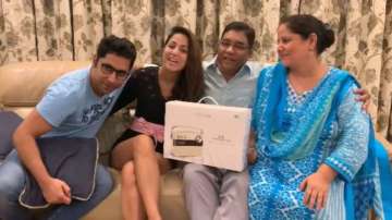 Hina Khan shares throwback video of late father singing 'Aane waala pal'