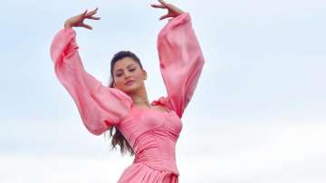 Urvashi Rautela's cute looks from song 'Doob Gaye' is giving us inspiration for summer look