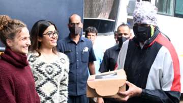 Rashmika Mandanna, Elli Avrram surprise Amitabh Bachchan with cake and flowers on Father's Day | PHO