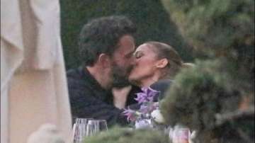 Ben Affleck, Jennifer Lopez rekindle romance. Seen their viral pic yet?