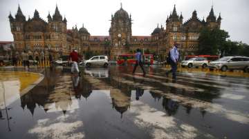 Spells of heavy rainfall are likely to occur at isolated places in the district of Mumbai, Thane, Palghar and Raigad. 