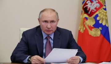 Vladimir Putin signs law banning 'extremists' from running in elections