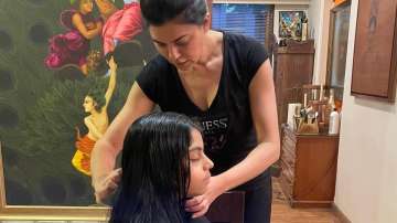 Sushmita Sen turns personal hairdresser for daughter Alisah | PIC