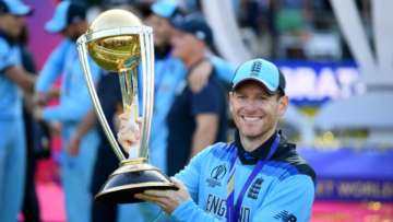 Eoin Morgan with the World Cup trophy