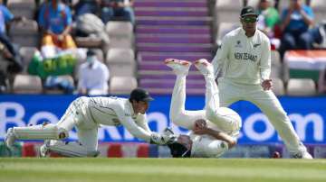  Tim Southee, center, drops a catch of India's Rishabh Pant