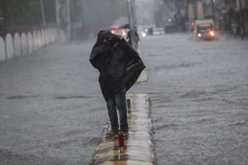 Heavy rains lashes Mumbai, cause severe waterlogging on road, railway tracks | LIVE