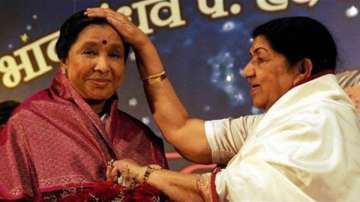 Asha Bhosle recalls Lata Mangeshkar's advice on tackling fear