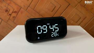 Lenovo Smart Clock Essential constantly shows the time, day of the week and the outside temperature.