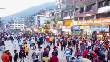 Crowded Mall road after further ease in COVID-19 lockdown restrictions, in Manali. 