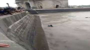 A man saves a woman's life who fell into the ocean near Gateway of India.
