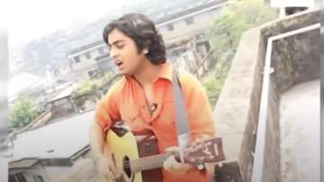 Teenage Arijit Singh singing ‘Mitwa’ sitting on his terrace is the best thing on internet today 