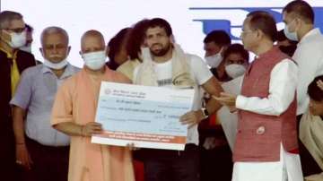 Yogi govt presents Rs 42 crore monetary award to Olympians
