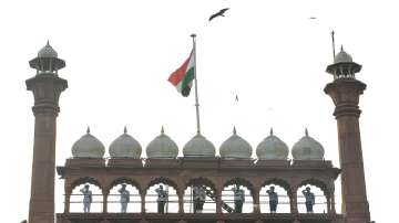 On India's 75th Independence day- Know basic difference between 'hoisting' and 'unfurling' of national flag.
?