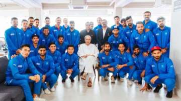 Odisha CM Naveen Patnaik with Indian men's hockey team 