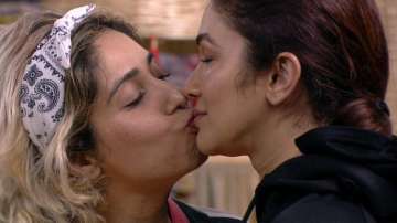 Bigg Boss OTT: Neha Bhasin kisses Ridhima Pandit