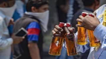 agra, ten die in Agra, 'spurious' liquor kills 10 in Agra,  Nine policemen suspended, policemen susp