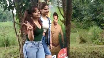 Bigg Boss 15 Launch: Devoleena, Arti Singh enjoy tea making competition in jungle