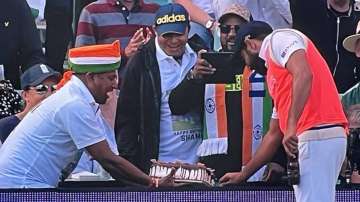 Mohammed Shami cuts birthday cake with fans at The Oval