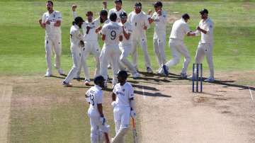 Ollie Robinson (l) of England celebrates the lbw wicket of Cheteshwar Pujara 