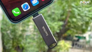 SanDisk iXpand Flash Drive helps iOS users to take a backup of their phones.