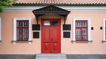 Vastu Tips: Do not let these things come in front of main door of the house, it will have a bad effe