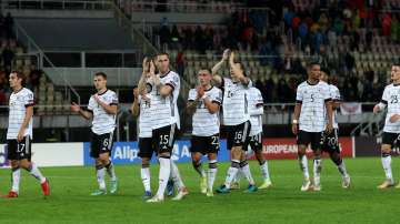  Niklas Sule of Germany leads his teammates as they applaud the fans after the 2022 FIFA World Cup Q