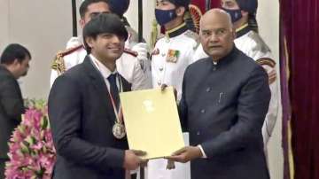 Tokyo Olympics gold-medallist Neeraj Chopra reciving  Major Dhyan Chand Khel Ratna award from Presid