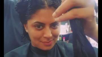 After Madhuri Dixit's son, Kavita Kaushik donates hair for wig making for cancer patients. Watch vid
