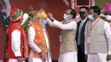 PM Modi being felicitated by Madhya Pradesh CM Shivraj Singh Chouhan during tribute paying ceremony to tribal leader Birsa Munda at Janjatiye Gaurav Diwan Mahasammelan in Bhopal.