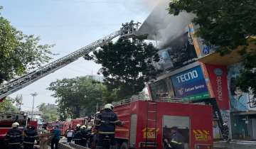 Mumbai: Level 4 fire breaks out at Prime Mall in Vile Parle West, 12 fire engines rush to spot
