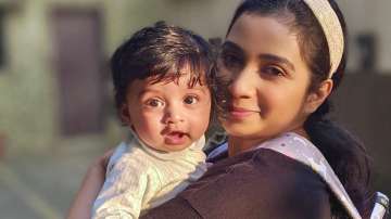 Shreya Ghoshal introduces baby Devyaan to fans