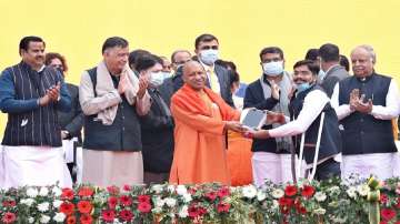 Uttar Pradesh polls 2022, Chief Minister Yogi adityanath, free mobiles tablets distribution, one lak