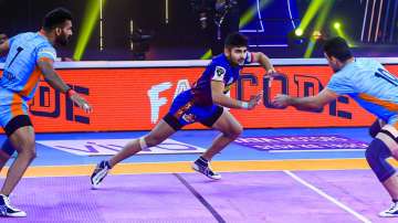 Naveen Kumar during raid against Bengal Warriors