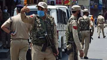 Cop injured in Jammu & Kashmir as terrorists open fire 