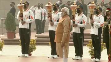 PM Modi participates in the homage and reception ceremony of 'Swarnim Vijay Mashaals' at the National War Memorial.