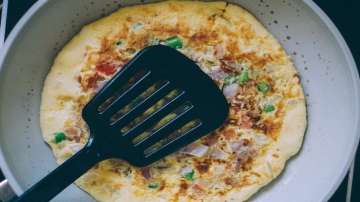 Man complains of burnt omelette, vendor hits him with frying pan