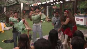 Bigg Boss 15, Jan 27 LIVE: Housemates continue to impress live audience, who will get evicted tonigh