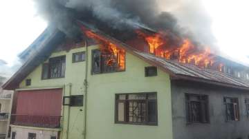 Jammu and kashmir, Jammu and kashmir Fire, fire broke out in commercial building, Srinagar fire, Raj