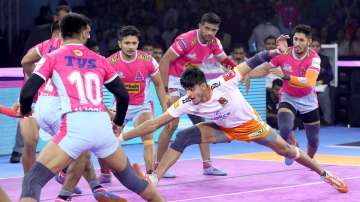 A moment from Jaipur Pink Panthers vs Puneri Paltan match in PKL 7