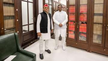 Dharam Singh Saini meets Akhilesh Yadav 