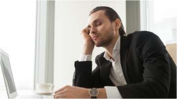 Feeling sleepiness during work? 6 tips to help you stay awake