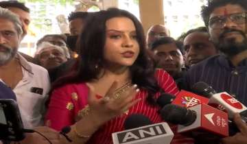 Amruta Fadnavis explains reason behind 3% divorces in Mumbai. Domestic violence is not the cause | Video