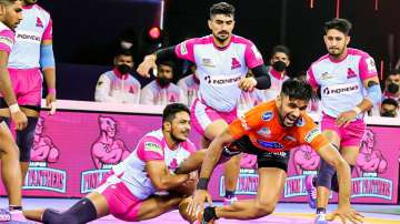 Players of Jaipur Pink Panthers and U Mumba during their match in Pro Kabaddi League (File photo)