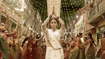  Gangubai Kathiawadi song Dholida OUT: Alia Bhatt's first track will get you grooving to the beats o